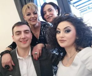 Дамјан и Елена со нивните мајки
