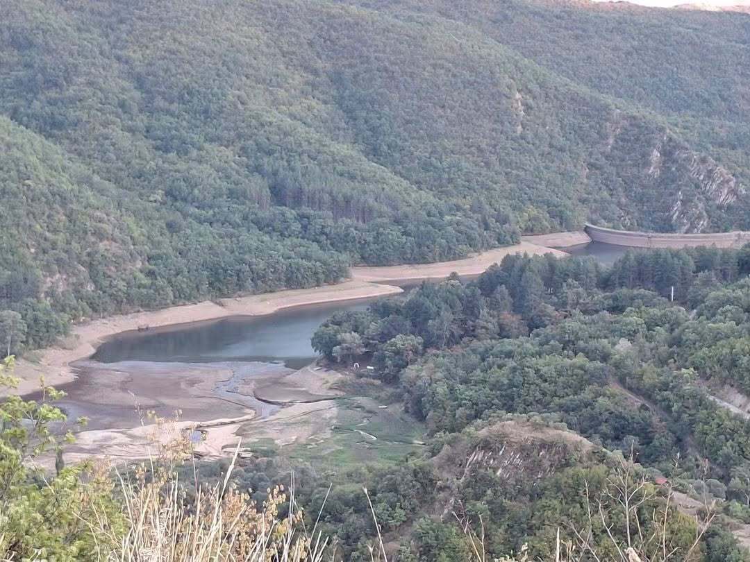 Драстичен пад на водостојот на езерото Гратче во близина на Кочани